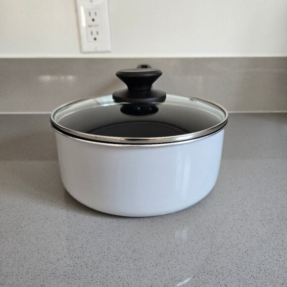 Simply Essential Nonstick Saucepan with Lid 3 qt / 2.8 L capacity - Picture 9 of 16